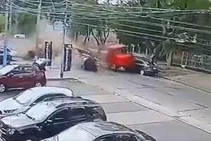 Un ciclista con reflejos esquivó por un segundo a un camión fuera de control