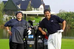 Eduardo Romero posa junto a Diego Maradona.