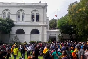 I manifestanti che chiedono le dimissioni del presidente dello Sri Lanka Gotabaya Rajapaksa si riuniscono all'interno del complesso del palazzo presidenziale dello Sri Lanka a Colombo il 9 luglio 2022.