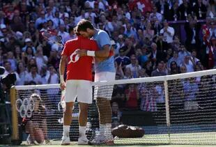 Federer y Del Potro abrazados tras un partido histórico, en los Juegos Olímpicos de Londres 2012