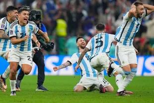 Los jugadores de Argentina celebran tras el último penal de Montiel
