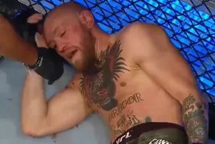 McGregor, tendido y derrotado en la UFC