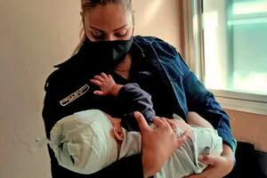 Córdoba: una mujer policía amamantó a un bebé herido en la cabeza