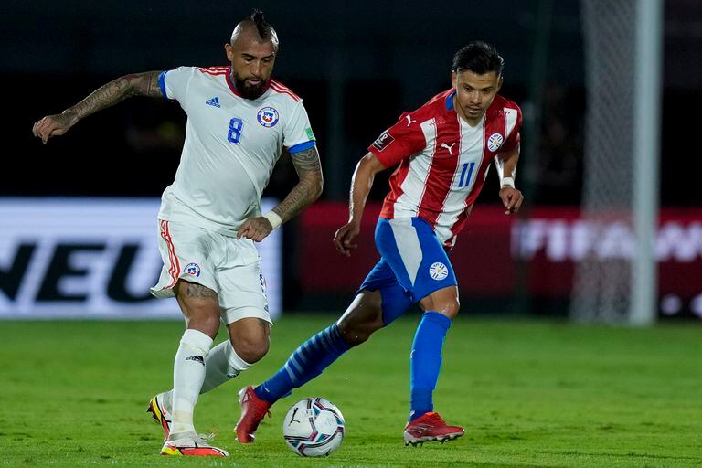 Arturo Vidal, que mostró presencia en la zona central, domina el balón ante la marca de Angel Romero. (AP Photo/ Jorge Saenz)
