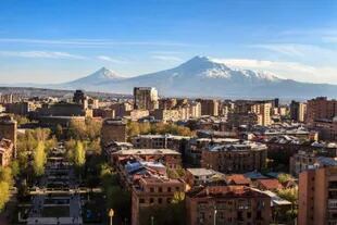 Vista de la ciudad de Ereván, con el Monte de Ararat de fondo