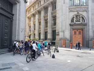 Recorrer en bicicleta el microcentro porteño un día de fin de semana permite reparar en los edificios emblemáticos de la ciudad. Es una de las propuestas de Open Bici