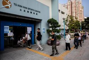 La gente espera en una cola en un centro de pruebas de coronavirus en Hong Kong el 1 de septiembre de 2020