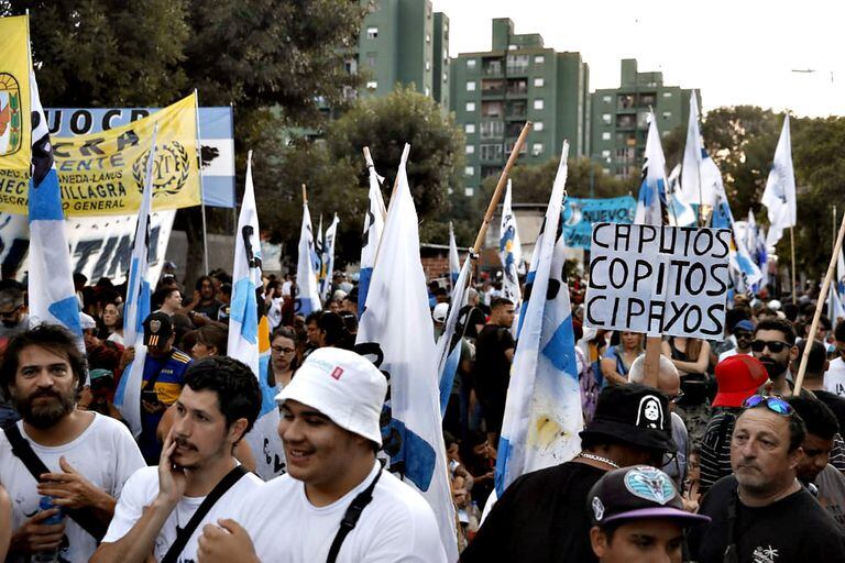 El público mira el acto de Cristina Kirchner en los alrededores del complejo deportivo de Avellaneda