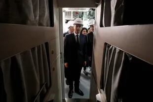 El presidente francés Emmanuel Macron visita uno de los camarotes del submarino nuclear "Suffren"