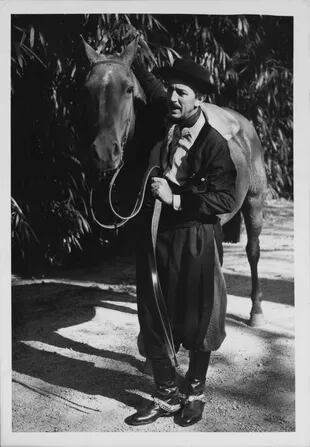Experto jugador de polo, Walt se entusiasmó al montar a caballo y se llevó de recuerdo a Estados Unidos una silla de montar