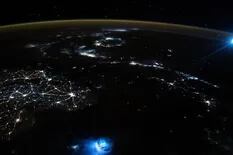 Un astronauta captó extrañas "manchas azules" en la atmósfera de la Tierra