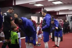 El emotivo encuentro entre Enzo Fernández y el hijo del Dibu Martínez antes del gol de tiro libre