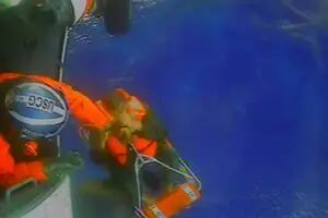 Un catamarán naufragó en la costa y cuatro canadienses fueron rescatados