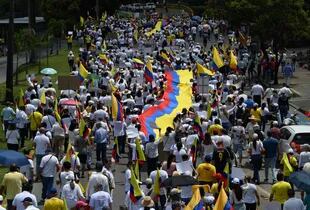 Personas marchan para protestar contra una reforma fiscal propuesta por el gobierno del presidente izquierdista Gustavo Petro, en Cali, Colombia, el 26 de septiembre de 2022.