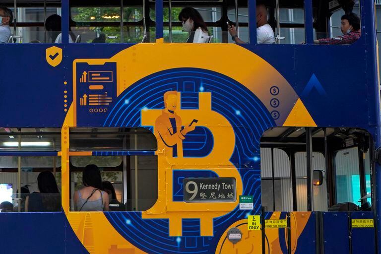 Fotografía de archivo del 12 de mayo de 2021 de un anuncio de la criptomoneda bitcoin en un tranvía en Hong Kong. (AP Foto/Kin Cheung, Archivo)
