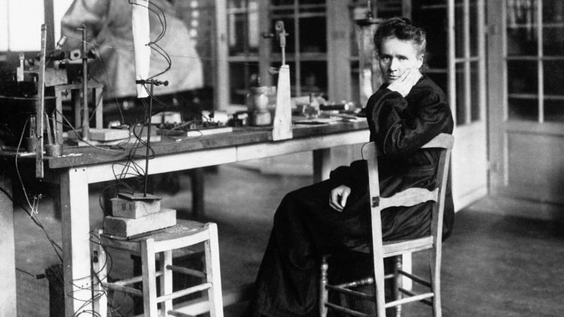 Marie Curie była pierwszą osobą, która otrzymała dwie Nagrody Nobla w 1903 i 1911 r. Odpowiednio w różnych dziedzinach fizyki i chemii.