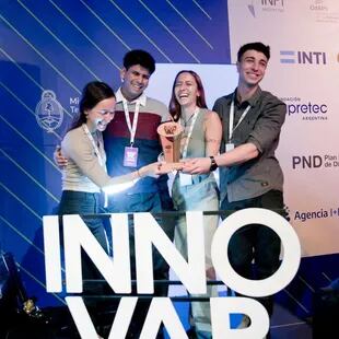 Rocío Fernández (28), Víctor Manuel Juárez (24), Julieta Pagella (27) y Daniel Obernauer (21) durante la reciente entrega de los premios Innovar