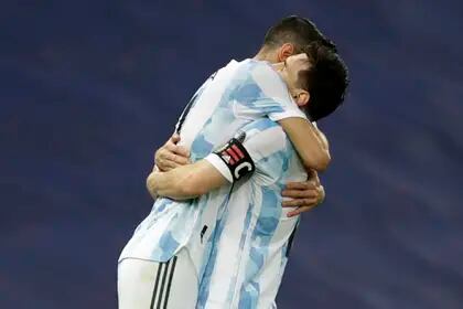 Un abrazo del alma: Messi y Di María celebran el gol del 1-0 sobre Brasil en el Maracaná, el que valió una Copa América