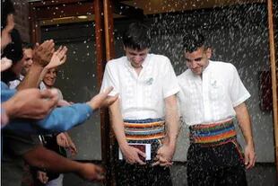 Los jóvenes paraguayos Simón Cazal y Sergio López, se convirtieron en la primera pareja homosexual extranjera que se casa en el país