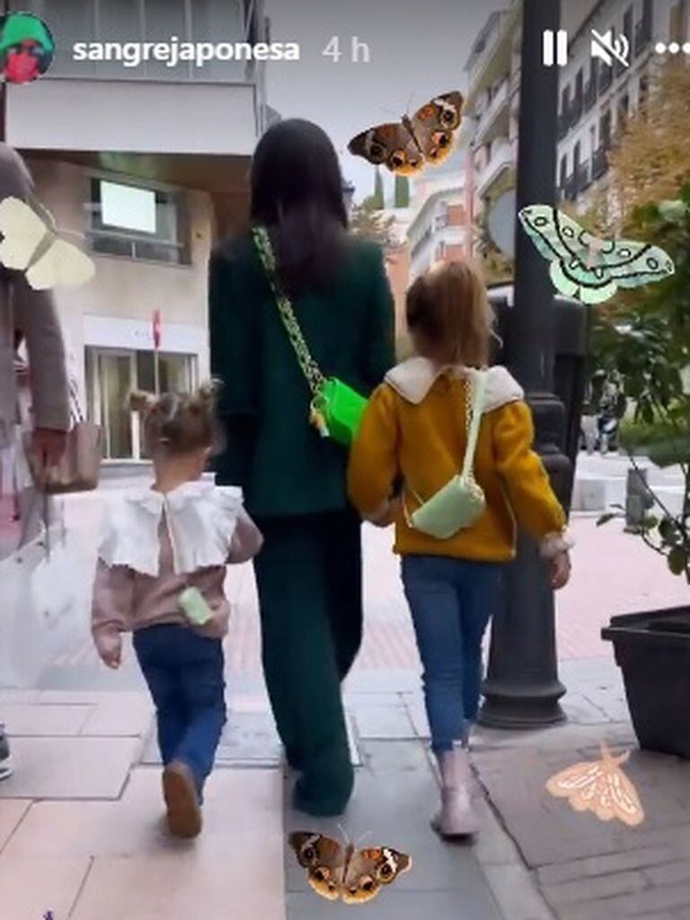 La China caminando con sus hijas, Magnolia y Rufina; en otra publicación se la puede ver con el pequeño Amancio