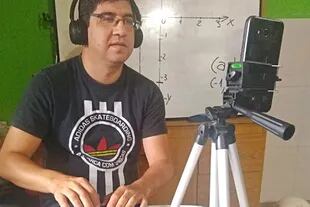 El profesor de Matemáticas Oscar Ayala, preparando las clases virtuales para Candela.