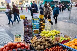 Frutas, verduras y snacks se exhiben a la venta en una calle del centro de Santiago, el 8 de junio de 2022