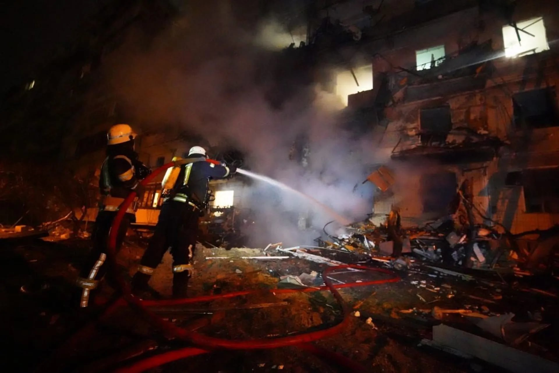 Los bomberos inten exitinguir an incendio in an edificio residentncial daoado in calle Koshytsa, a suburbio in the capital of Ukraine, Kiev, la madrugada del viernes.