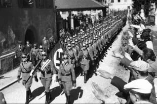 Ciudadanos austríacos saludan el ingreso de tropas alemanas en Imst, Austria, en marzo de 1938