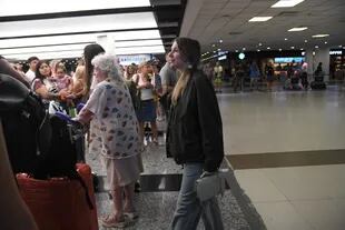 Una de las mujeres rusas que tuvieron que pernoctar un par de noches en Ezeiza, por decisión de Migraciones, pudo salir del aeropuerto luego de que la justicia federal le dieran un permiso provisional para estar en la Argentina