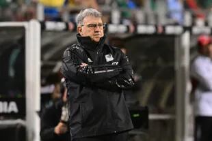 La cara de preocupación del Tata Martino por la dura derrota de su selección ante Colombia