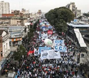 La Unión de Trabajadores y Trabajadoras de la Economía Popular marcha por San Cayetano desde Liniers a Avenida de Mayo y 9 de julio.