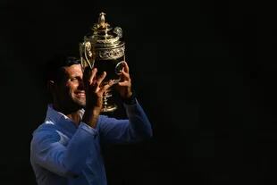 Novak Djokovic con el último trofeo de Wimbledon, tras vencer a Nick Kyrgios