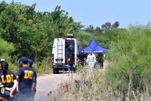 Peritos forenses buscan pistas en la escena donde fue encontrado el cuerpo