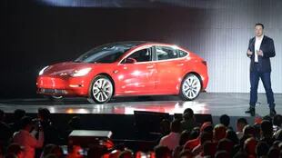 Elon Musk junto al Model 3, el tercer integrante de la automotriz Tesla