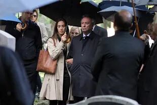Oscar Martinez , como Bernardo y Malena Solda, su hija en el entierro, en el Film: "Yo, mi mujer y mi mujer muerta"