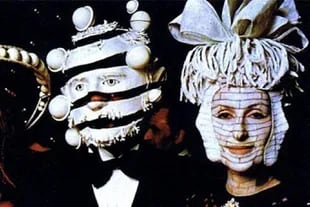 La mayor parte de los invitados llegó al castillo Ferrières con máscaras y ornamentos sobre sus cabezas, producidos artísticamente