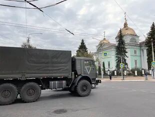 Un camión militar ruso en Belgorod, una ciudad cerca de la frontera con Ucrania. (Valerie Hopkins/The New York Times)