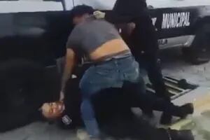 Una mujer policía recibió una brutal golpiza a manos de un conductor durante un operativo