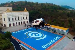 Después de varias pruebas sin tripulantes, Ehang demostró que su vehículo puede llevar pasajeros de forma aérea y autónoma