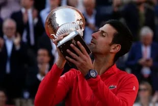 Novak Djokovic besa, por sexta vez en su carrera, el trofeo de campeón del Abierto de Italia, en Roma; esta vez superó a Stefanos Tsitsipas en la final.