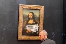 Un hombre le arrojó una torta a la Mona Lisa en el Museo del Louvre
