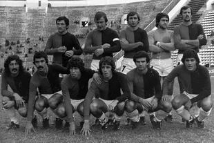 El 10 de abril de 1977 Carlovich debutó oficialmente con Colón en un partido contra Huracán; apenas jugó seis minutos y se fue lesionado; en la foto, el primero de izquierda a derecha entre los que están abajo