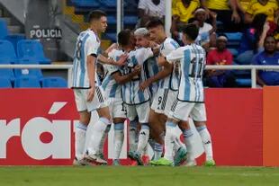 Los futbolistas de la selección argentina Sub 20 festejan el gol de Gino Infantino ante Perú