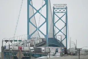 Crece la tensión en Canadá: los camioneros bloquean el principal puente hacia EE.UU.