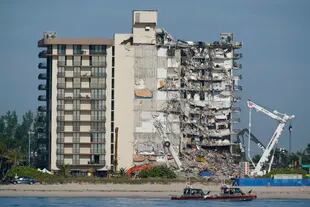 El edificio de departamentos Champlain Towers South sufrió un derrumbe parcial de su estructura en el 2021 (AP Foto/Mark Humphrey, archivo)