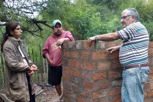 Los papás de Ramón (izquierda) junto a Ramón Cubilla de Cáritas Formosa viendo qué necesitan para mejorar su casa