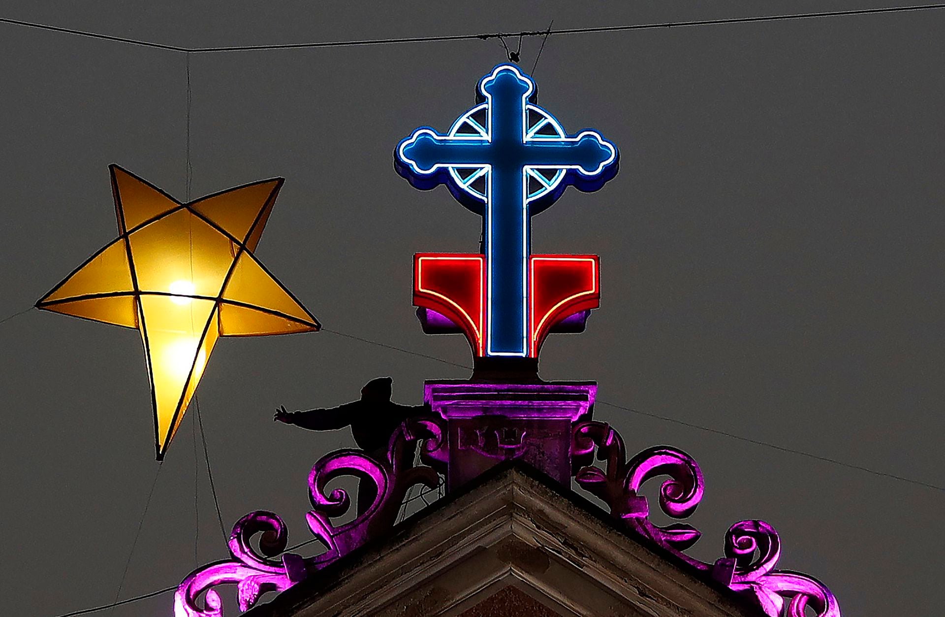 La Catedral de  St. Joseph, en la India; iluminada para celebrar la navidad