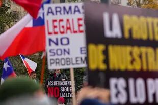 Activistas por el derecho a portar armas protestan contra el programa propuesto por el presidente de Chile, Gabriel Boric, 