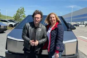 Cómo es y cuánto cuesta la Cybertruck de Tesla que manejó Javier Milei