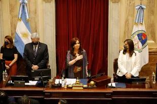 A Cristina Kirchner se le muestran más difíciles resortes del Senado que antes manejaba a su antojo